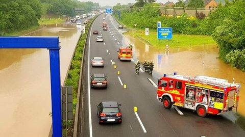 Die A30 ist nach einem Gewitterschauer bei Osnabrück in einer Fahrtrichtung komplett überflutet