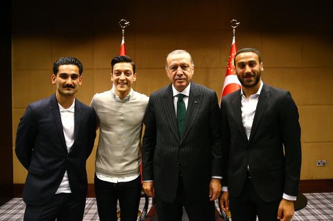 Treffen mit Erdogan: Mesut Özil und Ilkay Gündogan mit dem türkischen Präsidenten