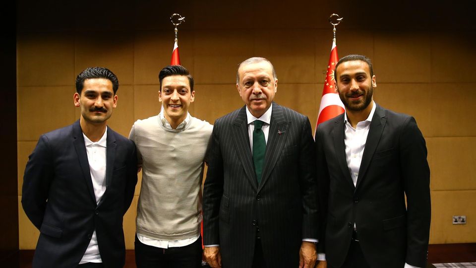 Treffen mit Erdogan: Mesut Özil und Ilkay Gündogan mit dem türkischen Präsidenten