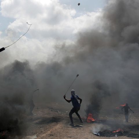 Palästinenser schleudern Steine an der Grenze zu Israel