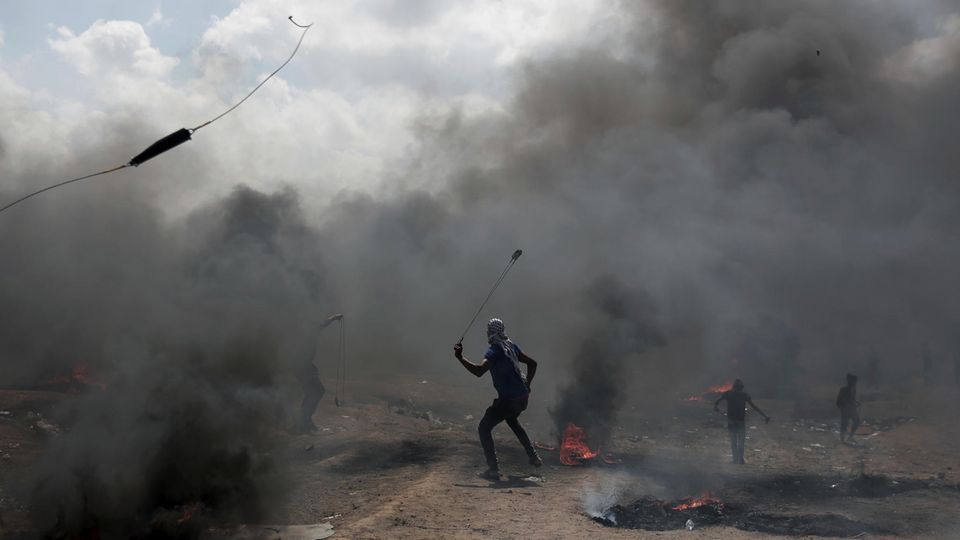 Palästinenser schleudern Steine an der Grenze zu Israel