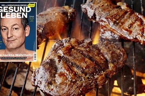 Steaks liegen auf einem Grill
