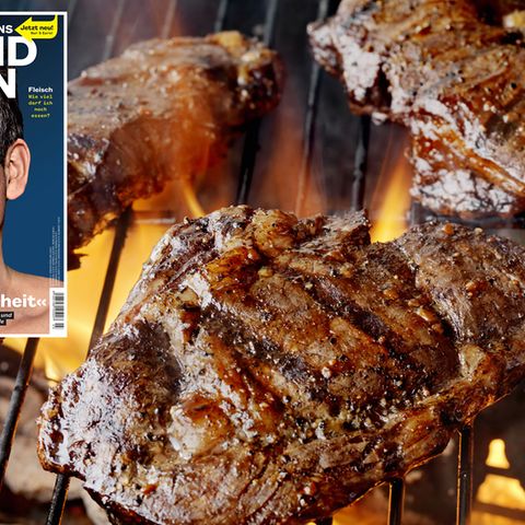 Steaks liegen auf einem Grill