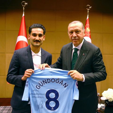 Erdogan zu Besuch in London: Ilkay Gündogan posiert und verschenkt sein Trikot