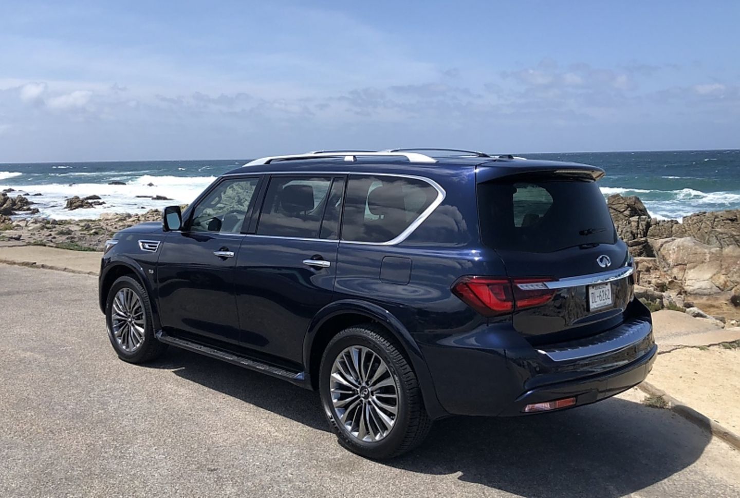 Infiniti QX 80 5.6 V8 - kostet rund 80.000 Dollar