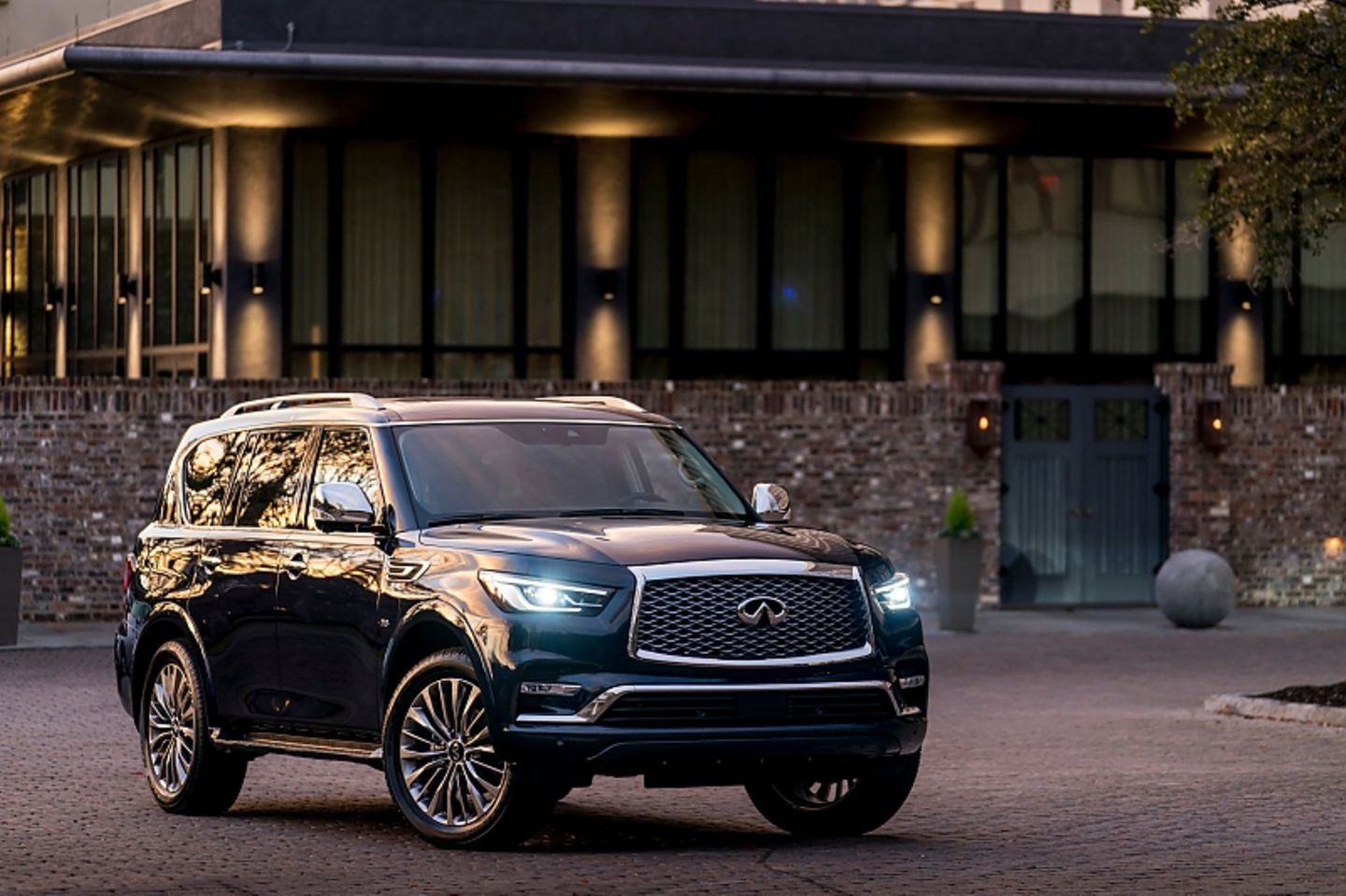 Infiniti QX 80 5.6 V8