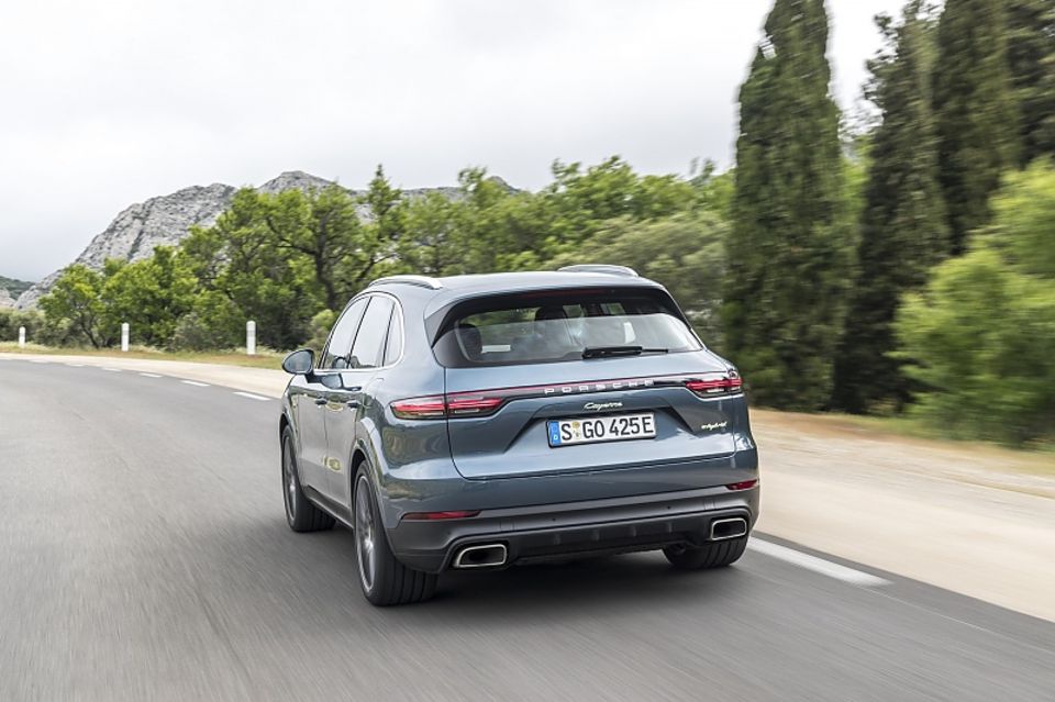 Porsche Cayenne E-Hybrid beschleunigt in fünf Sekunden von null auf 100 km/h Porsche Cayenne E-Hybrid beschleunigt in fünf Sekunden von null auf 100 km/h