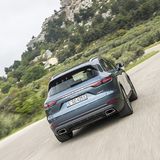 Der Porsche Cayenne E-Hybrid carvt agil durch die Kurven