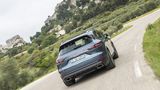 Der Porsche Cayenne E-Hybrid carvt agil durch die Kurven