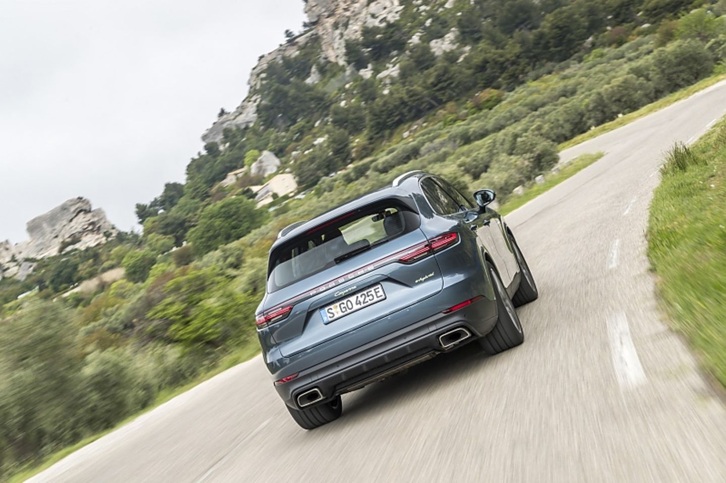 Der Porsche Cayenne E-Hybrid carvt agil durch die Kurven