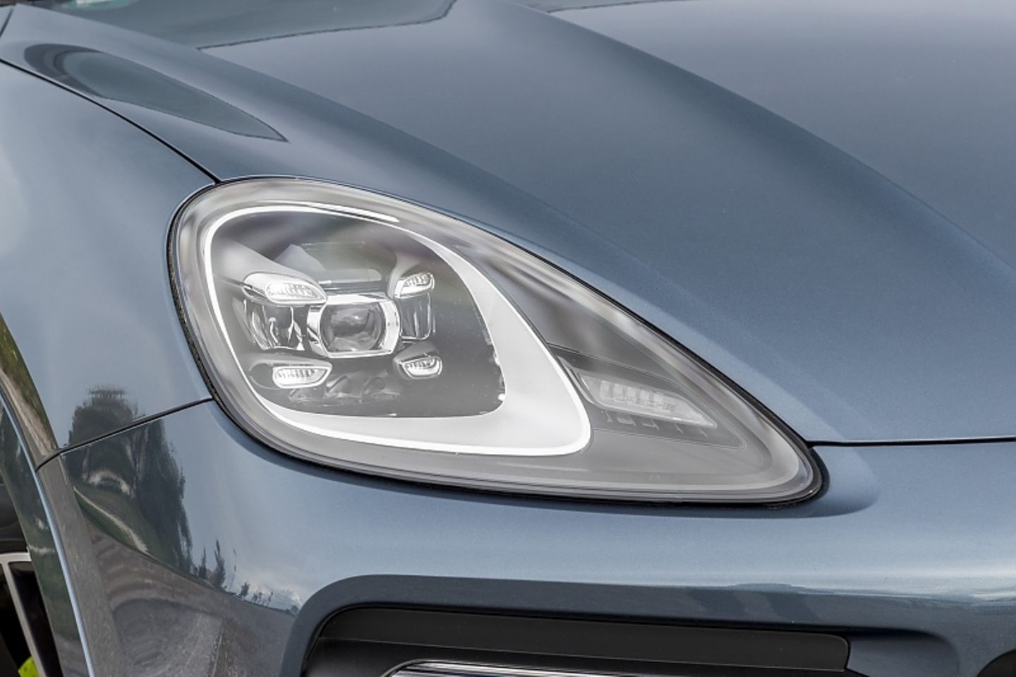 Der Porsche Cayenne E-Hybrid hat de typische Lichtgraphik