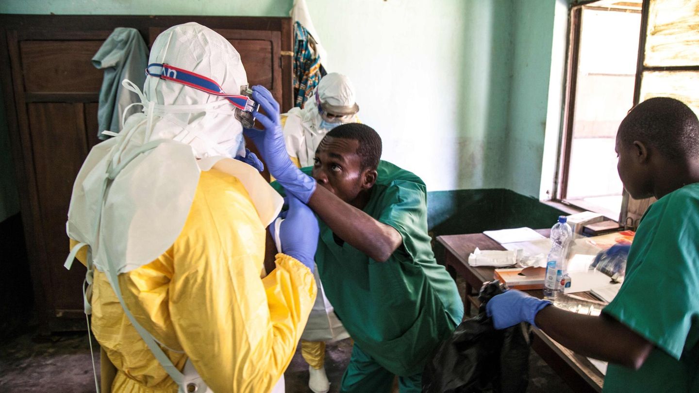 Gesundheitspersonal im Kongo trägt Schutzkleidung gegen Ebola-Virus