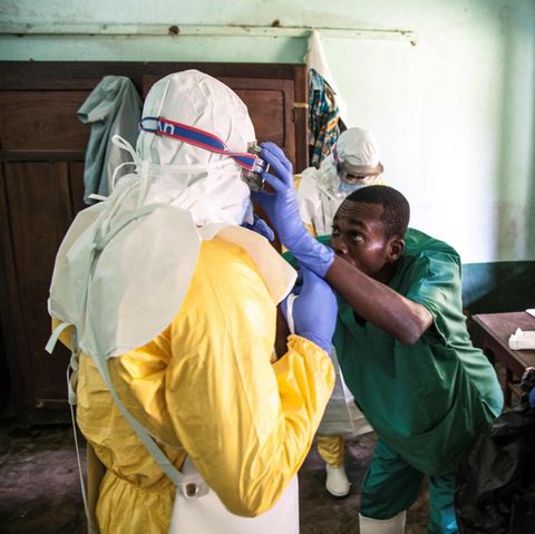 Gesundheitspersonal im Kongo trägt Schutzkleidung gegen Ebola-Virus