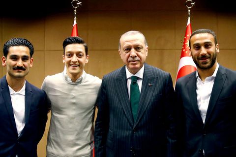 Ilkay Gündogan (l), Mesut Özil (2.v.l.) und Cenk Tosun (r) zusammen mit dem türkischen Staatspräsidenten Recep Tayyip Erdogan