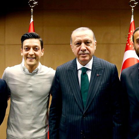 Ilkay Gündogan (l), Mesut Özil (2.v.l.) und Cenk Tosun (r) zusammen mit dem türkischen Staatspräsidenten Recep Tayyip Erdogan