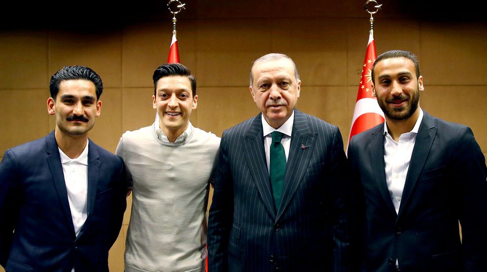 Ilkay Gündogan (l), Mesut Özil (2.v.l.) und Cenk Tosun (r) zusammen mit dem türkischen Staatspräsidenten Recep Tayyip Erdogan