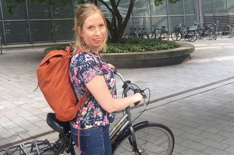 Blonde Frau auf einem Fahrrad