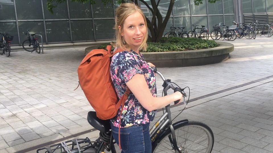 Blonde Frau auf einem Fahrrad Blonde Frau auf einem Fahrrad