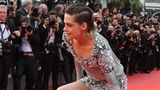 Schauspielerin Kristen Stewart gehört zur Jury des diesjährigen Filmfestivals in Cannes. Nach zahlreichen Auftritten in Designerkleidern und High Heels hatte die 28-Jährige bei der Premiere des Films "BlacKkKlansman" offenbar die Nase voll von dem unbequemen Schuhwerk. Stewart zog kurzerhand ihre Stilettos aus und spazierte barfuß die Stufen zum Festivalpalast empor. Immerhin, ihr Chanel-Kleid schien da deutlich bequemer.