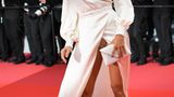 Fashion-Fauxpas für Model Petra Nemcova: Die 38-Jährige trug eine hochgeschlitzte Seidenrobe, unter der ihre Unterhose hervorblitzte.