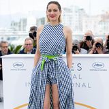 Ist das eine Hose mit Schleppe oder doch ein Kleid? Schauspielerin Marion Cotillard zeigte sich in einer extravaganten Kreation des Designers Adam Selman.