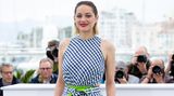 Ist das eine Hose mit Schleppe oder doch ein Kleid? Schauspielerin Marion Cotillard zeigte sich in einer extravaganten Kreation des Designers Adam Selman.