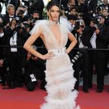 In einem Hauch von Nichts zeigte sich Model Kendall Jenner bei der Premiere des Films "Girls Of The Sun". Die weiße Schiaparelli-Robe war nicht das einzige freizügige Outfit der 22-Jährigen. Bereits zur Party des Uhren- und Schmuckherstellers Chopard erschien Jenner halbnackt.