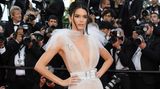 In einem Hauch von Nichts zeigte sich Model Kendall Jenner bei der Premiere des Films "Girls Of The Sun". Die weiße Schiaparelli-Robe war nicht das einzige freizügige Outfit der 22-Jährigen. Bereits zur Party des Uhren- und Schmuckherstellers Chopard erschien Jenner halbnackt.