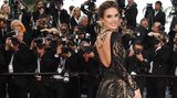Model Alessandra Ambrosio präsentierte Rücken-Dekolleté mit üppiger Kette. Die 37-Jährige wählte eine Robe von Zuhair Murad.
