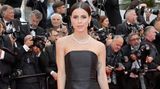 Sie kann auch elegant: Sängerin Lena Meyer-Landrut in schwarzer Robe und silbernen High Heels.