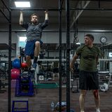 Reporter Freddy Seeler und Hauptmann Tim B. machen Klimmzüge