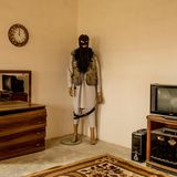 Schaufensterpuppe, die als IS-Kämpfer verkleidet ist