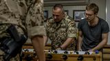 Soldaten und der Reporter spielen Tischfußball