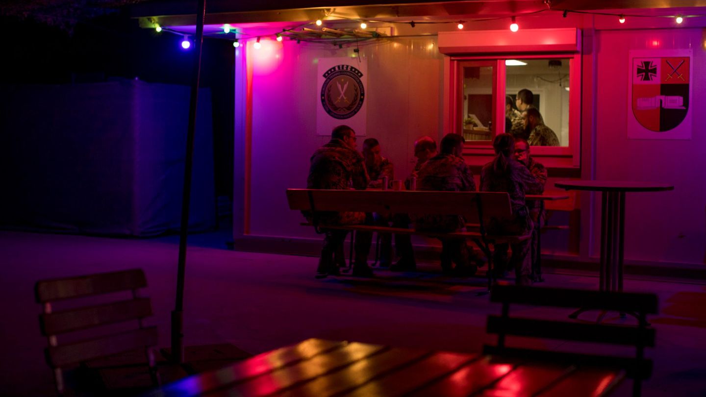 Soldaten sitzen vor der Containerbar in Erbil
