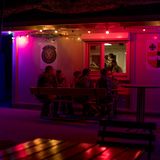 Soldaten sitzen vor der Containerbar in Erbil