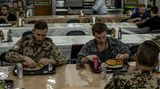 Soldaten essen in der Kantine
