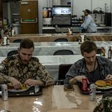 Soldaten essen in der Kantine