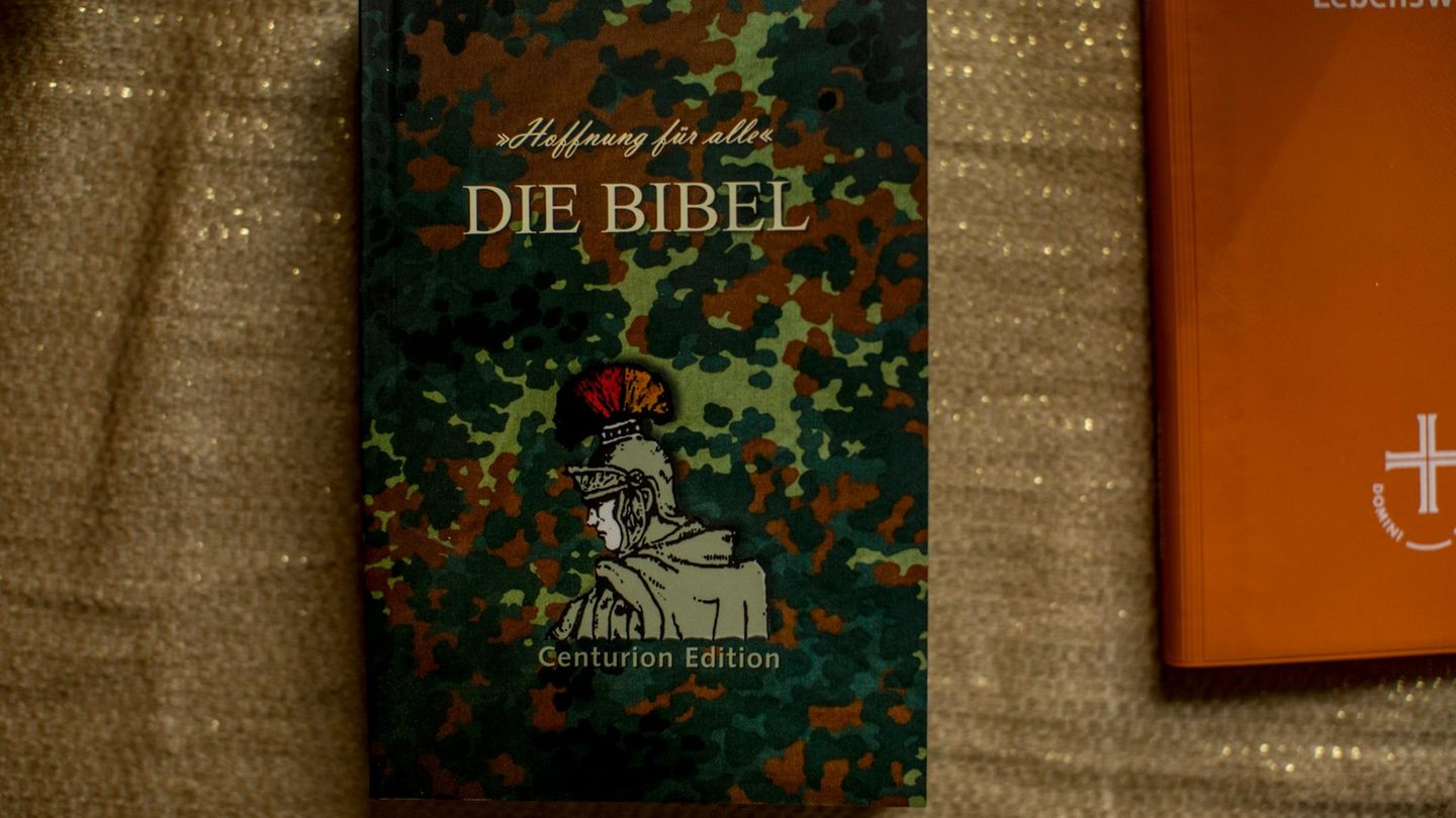 "Die Bibel" mit der Aufschrift "Hoffnung für alle"