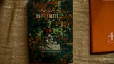 "Die Bibel" mit der Aufschrift "Hoffnung für alle"