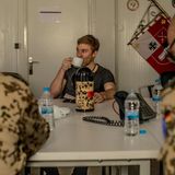 Wie eine Kaffeefahrt, nur eben im Irak. Und selbst die Thermoskanne muss sich tarnen.