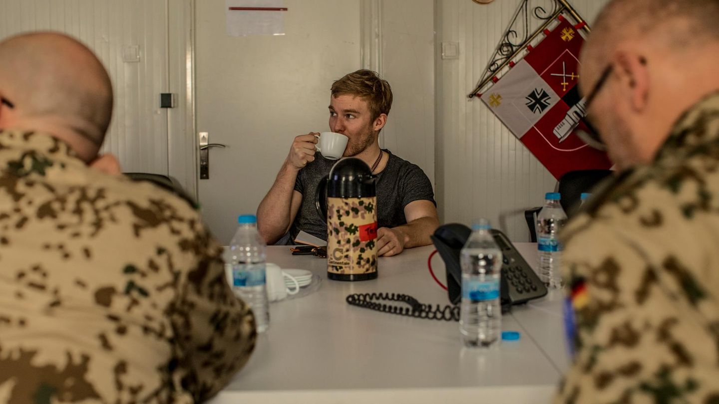 Wie eine Kaffeefahrt, nur eben im Irak. Und selbst die Thermoskanne muss sich tarnen.
