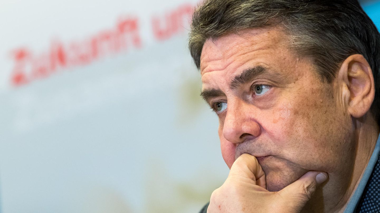 Der ehemalige Bundesaußenminister Sigmar Gabriel schaut nachdenklich