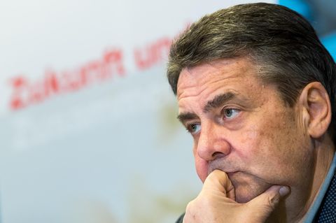 Der ehemalige Bundesaußenminister Sigmar Gabriel schaut nachdenklich