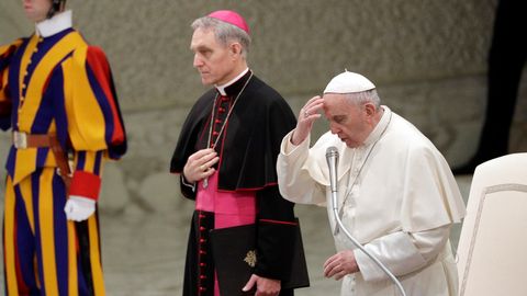 Erzbischof Georg Gänswein (Mitte, hier neben Papst Franziskus), wurde schon oft der "George Clooney des Vatikans" genannt. Aber was ist schon ein gut aussehender Schauspieler gegen einen Mann, der gleich zwei Päpsten zuarbeitet?