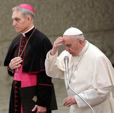Erzbischof Georg Gänswein (Mitte, hier neben Papst Franziskus), wurde schon oft der "George Clooney des Vatikans" genannt. Aber was ist schon ein gut aussehender Schauspieler gegen einen Mann, der gleich zwei Päpsten zuarbeitet?