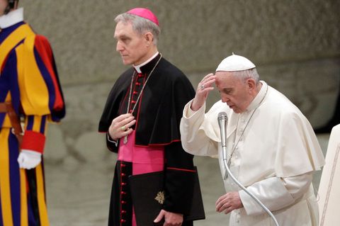 Erzbischof Georg Gänswein (Mitte, hier neben Papst Franziskus), wurde schon oft der "George Clooney des Vatikans" genannt. Aber was ist schon ein gut aussehender Schauspieler gegen einen Mann, der gleich zwei Päpsten zuarbeitet?