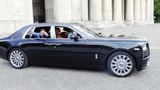 Nach ein paar Runden in der Stadt stellt Joko fest: Die Passanten freuten sich mehr über das Auto, statt wie sonst Fotos mit ihm zu machen.