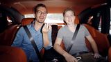 Joko Winterscheidt sitzt mit Phillip auf der Rückbank des Rolls-Royce