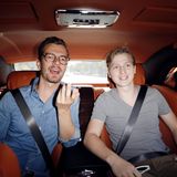 Joko Winterscheidt sitzt mit Phillip auf der Rückbank des Rolls-Royce