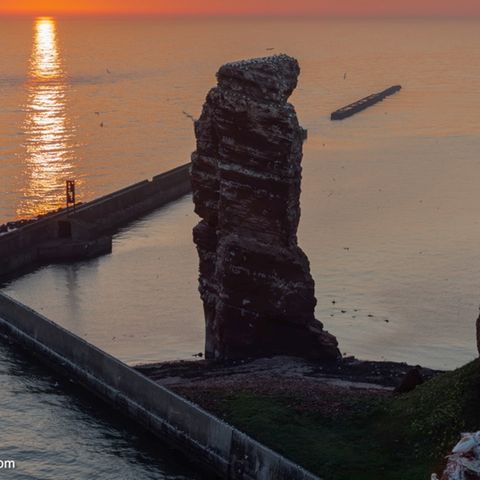 Helgoländer Felsen im Sonnenuntergang.
